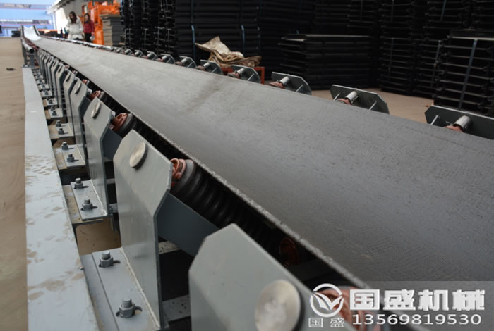 長(zhǎng)距離可調(diào)節(jié)皮帶輸送機(jī) 長(zhǎng)距離可調(diào)節(jié)皮帶輸送機(jī)